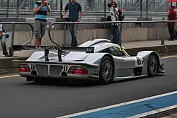 Photo de l'arrière d'un prototype gris en piste