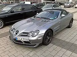 Mercedes-Benz SLR McLaren 722 S avec le toit en toile fermé.