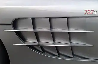 Détail de l'extracteur d'air avec le logo 722 S.