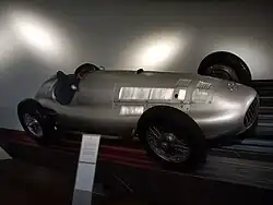 Photo d'une monoplace exposée dans un musée sur un plan incliné.