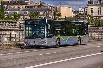 Un Mercedes-Benz Citaro de la STAVO personnalisé aux couleurs du réseau Plaine de Versailles.