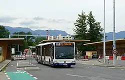 Mercedes-Benz Citaro G de la ligne F (actuelle ligne 60) passant la douane de Ferney-Voltaire pour rentrer en Suisse.