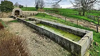 La fontaine-lavoir du bourg.