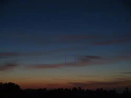 Photographie en couleur d'un ciel de début de journée dans lequel on peut apercevoir Mercure.