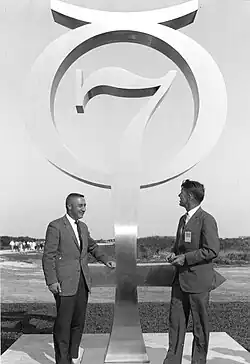 Virgil Grissom et Walter Schirra devant le monument en 1964.