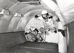 Des astronautes du programme Mercury s'entraînent à bord d'un C-131 effectuant un vol parabolique pour créer des périodes d'impesanteur.