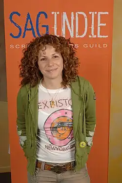 Meredith Scott Lynn interprète Phyllis.