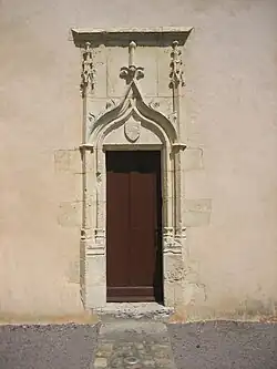 La porte latérale de l'église en 2012.