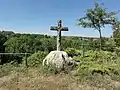 Croix de chemin surplombant le paysage.