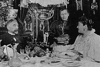 Mallarmé avec Méry Laurent et Élisa Sosset (debout) en 1895.