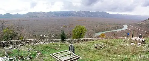 La plaine de Popovo d'où émergent des constructions en pierres (tumulus).