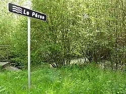 Le Péron à Mesbrecourt-Richecourt avec le panneau du cours d'eau.