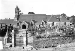 L'église Saint Mélaine en 1921 avant le transfert du cimetière et l'ajout de la grosse tour-clocher.