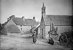 Autre vue du village de Bonigeard avec son calvaire et sa chapelle et deux villageoises vaquant à leur occupation vers 1911.