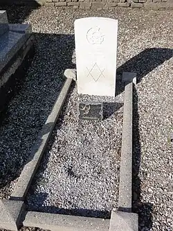 Une des deux tombes de la CWGC.