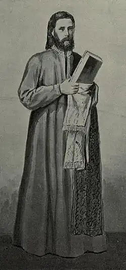 Homme debout, barbu, en chasuble