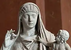 Messaline portant Britannicus enfant. 25-50 EC. Statue intensément restaurée au XVIIIe&nbsp;siècle. Louvre