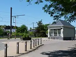 La gare en 2013, vue depuis l'entrée du parking.