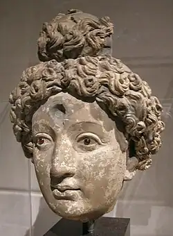 Tête de Buddha ou d'un bodhisattva. Ve  ou  VIe&nbsp;siècle. Hadda Argile ou terre-cuite, grenats (yeux). H. 31,1&nbsp;cm.Met.