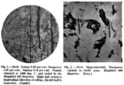 Inclusions de sulfure de manganèse (taches allongées en gris clair) dans un acier traité au manganèse. Ces inclusions ne perturbent pas la cohésion des grains.