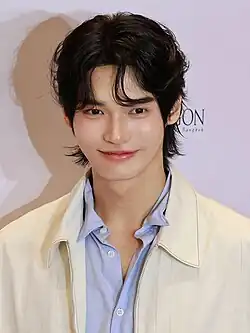 Description de l'image Metawin-opas-iakajorn-at-world-fashion-spring-summer-2025-at-siam-paragon.jpg.