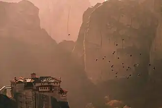 Oiseaux en vol au-dessus du monastère de Roussanou, janvier 2016.