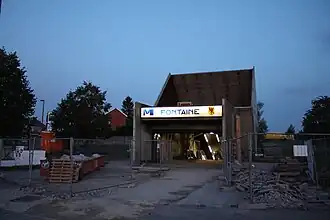 Variante du « M » à l'entrée de la station Fontaine (couleurs blanche et bleue inversées)