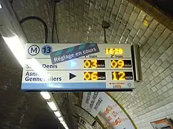 Ligne 13, 16 h 28Direction Saint-Denis (flèche bleue - prochain train) :- 1er&nbsp;train dans 3 minutes- 2e&nbsp;train dans 9 minutesDirection Asnières - Gennevilliers (flèche jaune) - (éteinte) :- 1er&nbsp;train dans 6 minutes- 2e&nbsp;train dans 12 minutes. Variante des lignes 7 et 13 sur leur tronc commun.