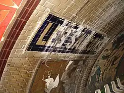 Le nom de la station en carrelage, après son décarrossage et avant sa rénovation.