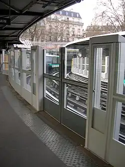 Début de la pose des portes palières sur la ligne 1, fin mars 2011.