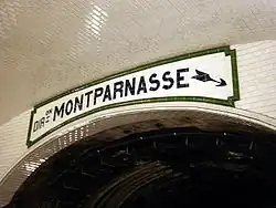 Indication de la destination sur un tympan à l'extrémité de la station.