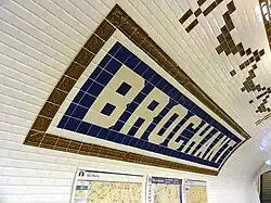 Céramique murale incorporant le nom de la station.