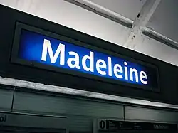 Détail de la plaque indiquant le nom de la station sur la ligne 14.