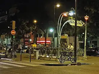 L'unique entrée de la station, vue de nuit.