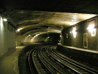 Photographie de quais et voie ferrée courbés sur la droite