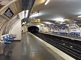 Les quais de la station, encore carrossés en 2010.