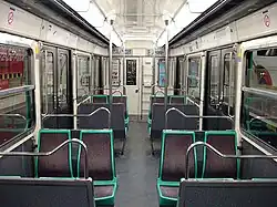 Intérieur rénové d'une rame de la ligne 3 bis (janvier 2010).