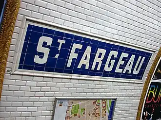 Faïence murale indiquant le nom de la station