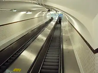 Les escaliers mécaniques d'accès à la station.