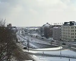 La ligne de métro entre la Junatie (à droite) et la Lautatarhankatu.