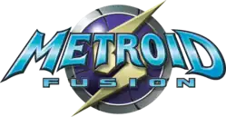 Metroid: Fusion est inscrit sur deux lignes en lettres bleues, avec le logo de la série en arrière plan (un disque avec un éclair).