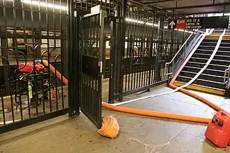 Tuyau sur le quai et l'escalier.