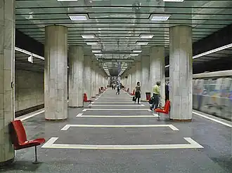 Quai central avec deux rangées de colonnes de soutènement