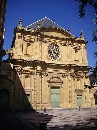 Façade de l’église Saint-Clément.
