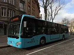 Un autobus de type standard Mercedes-Benz Citaro C2 en livrée "bleu" en attente à l'arrêt Gare sur la ligne L4.