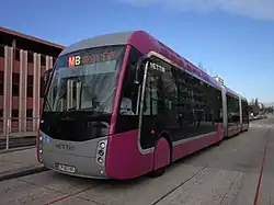 Arrivée en station d'une unité en livrée "prune".