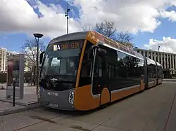 La station d'échanges Pontiffroy animée par un bus Mettis de couleur "mirabelle".