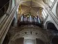 Orgue au-dessus du portail principal.