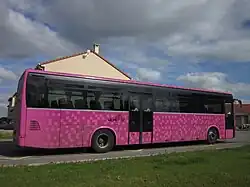 Un autocar Irisbus Crossway vêtu en livrée "prune" affrété sur la ligne P103 à Vernéville.
