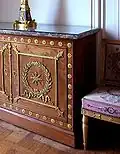 Commode Empire aux tiroirs masqués par deux vantaux, l'apparentant à un buffet.